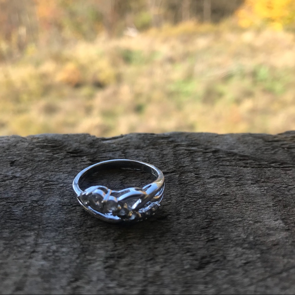 Silver Ring with Crystal Detail - Picture 4 of 8